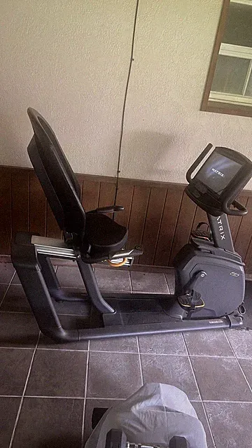 Matrix Fitness R30 Recumbent Bike with XIR | 16" Touchscreen (WiFi+BT+HDMI)